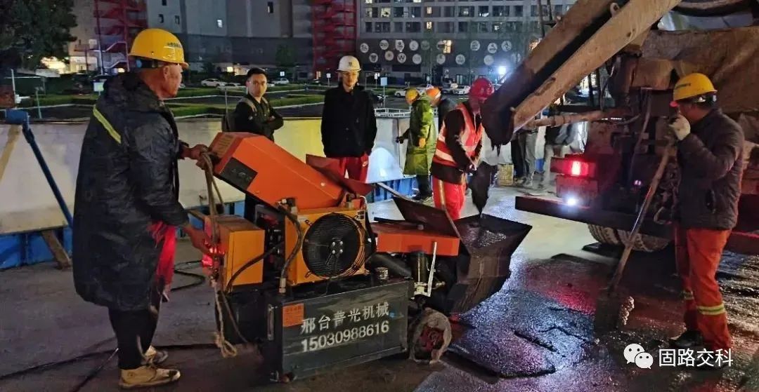 武侯大道（二環(huán)路至江安河）道路改造工程UHPC防撞墻濕接縫施工順利完成！